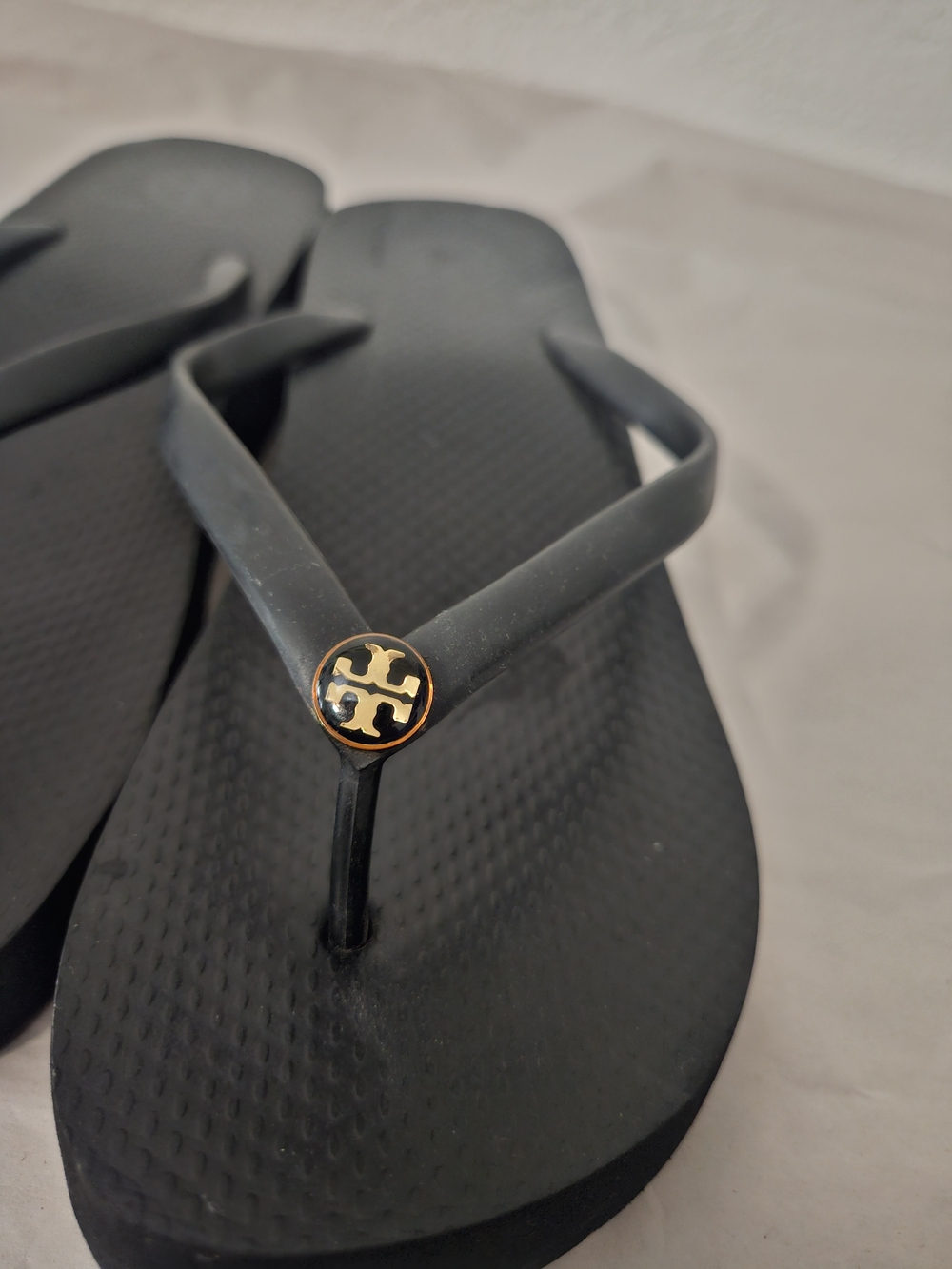 Euc Tory Burch Black Flip Flop Sandals with Gold Logo